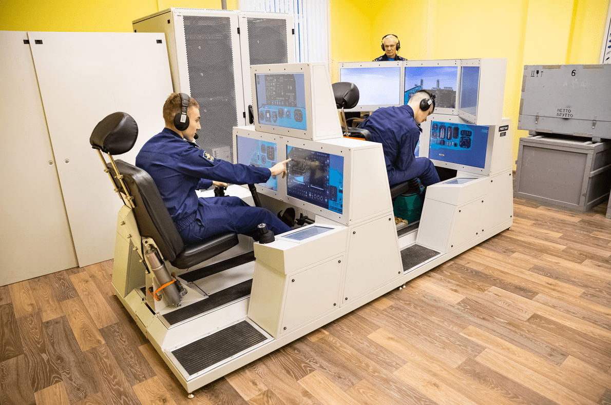 俄罗斯的年轻飞行学员利用苏-34战斗机模拟系统训练,现场逼真!