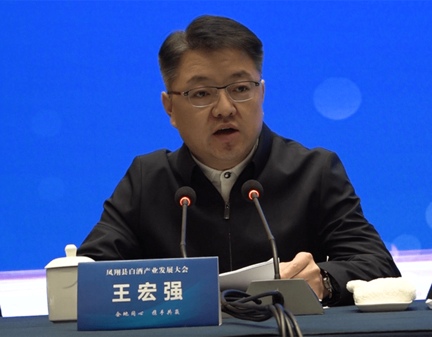 白酒行业经济总量_喝白酒图片