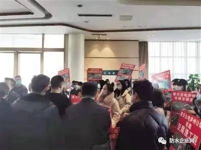 团灭！业主抱团维权被反锁地下车库地面返潮9博体育渗水严重！(图3)