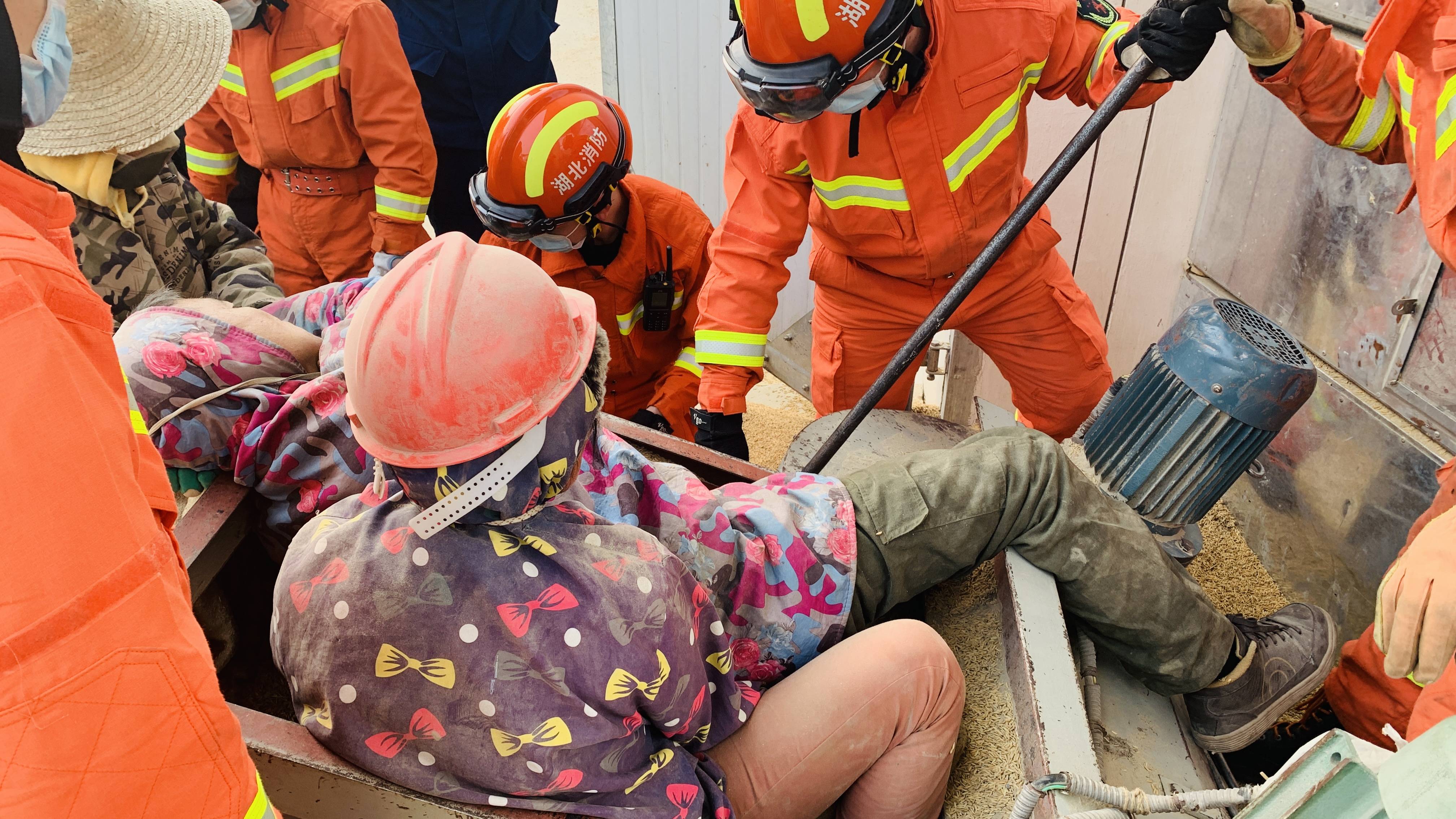 男子腿部不慎卷入传送带内武汉消防紧急救援