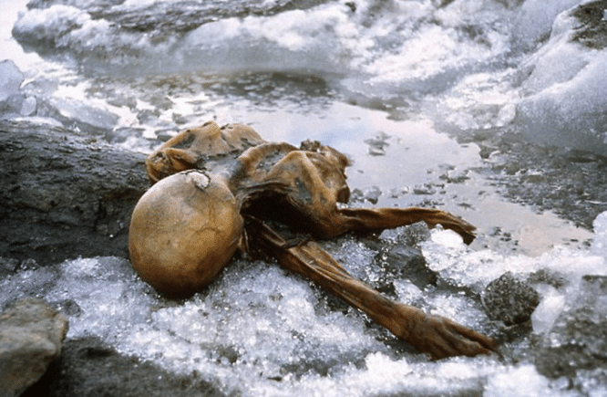 冰山上一具五千年前的遗体，他生前遭遇了什么，为何拼命往山上跑