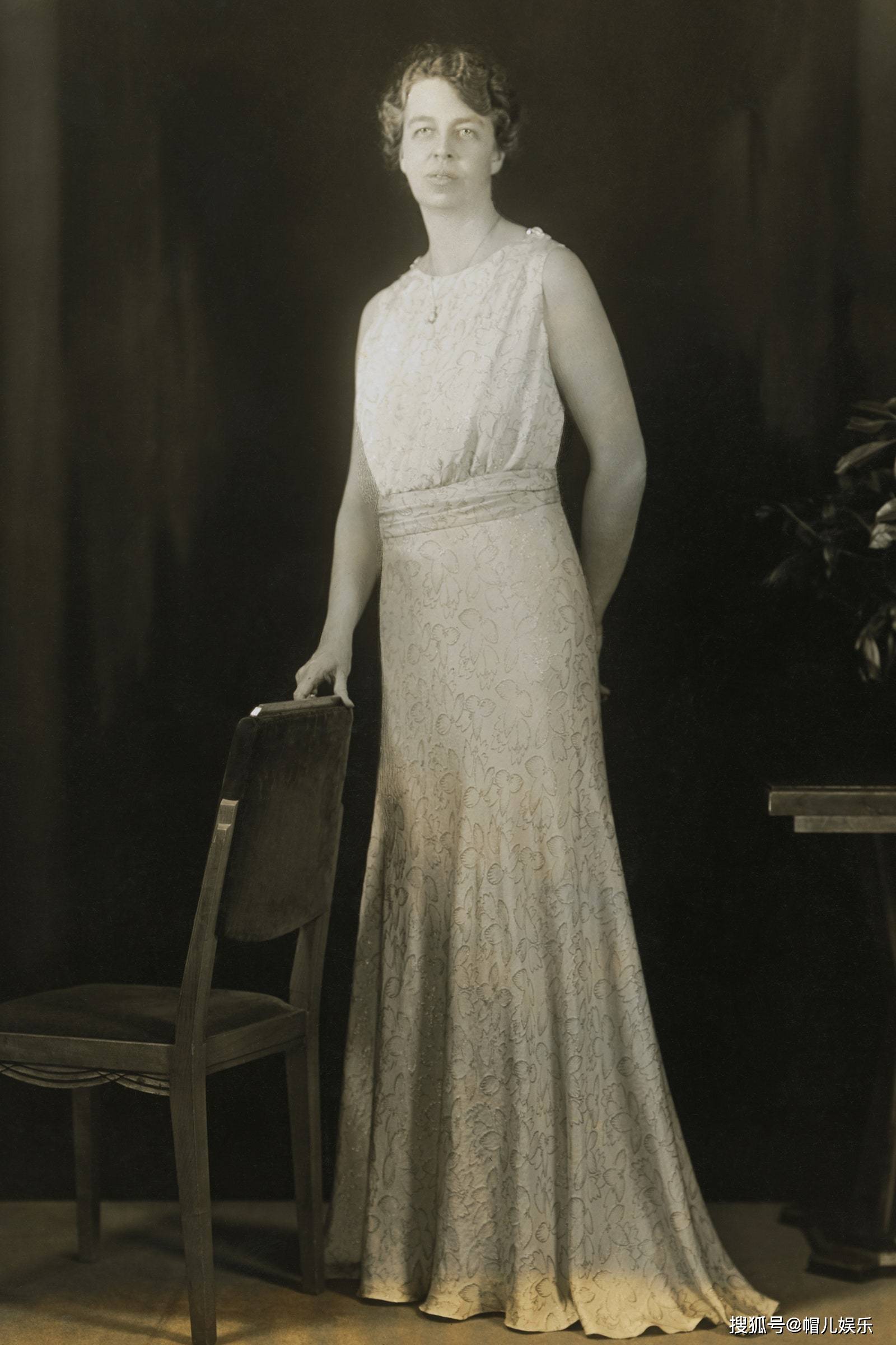 1933年,埃莉诺·罗斯福穿着萨莉·米尔格林设计的蓝色丝绸绉纱连衣裙
