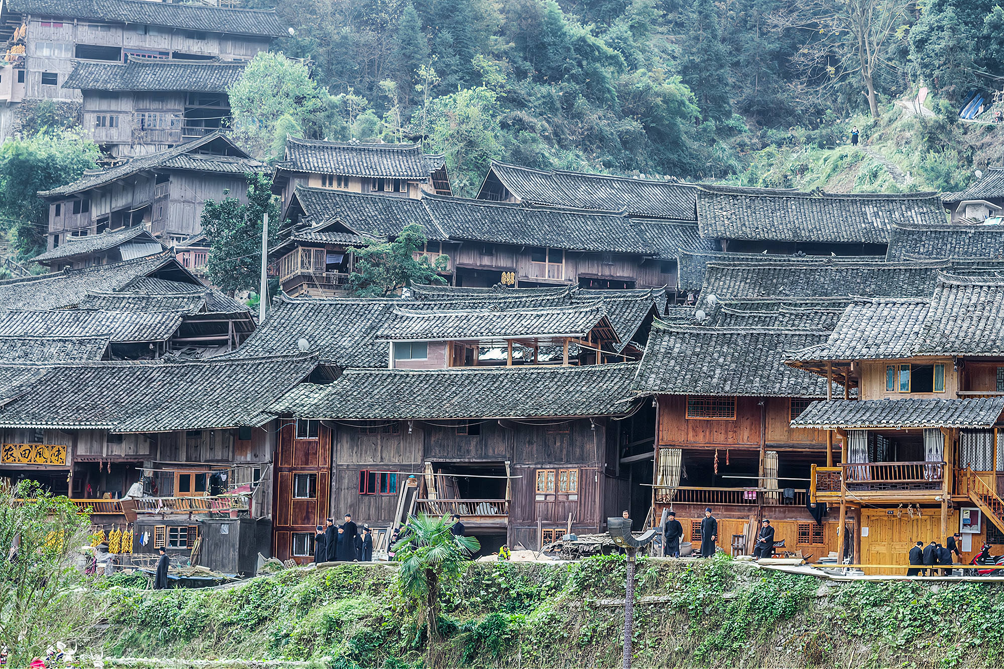 贵州朗德上寨，寨子只有百户人家，建筑却是全国重点文物保护单位