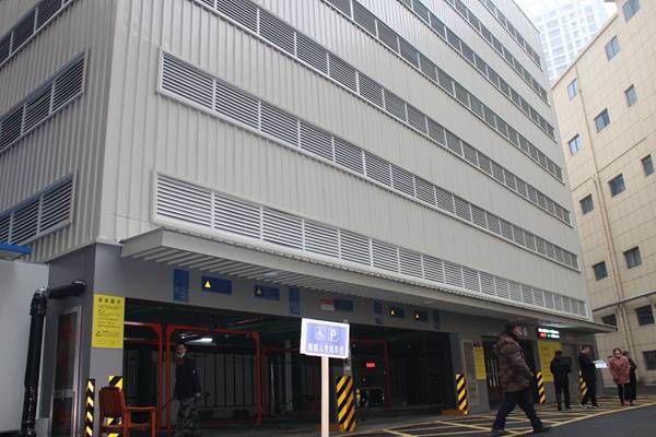 中路交口百货大楼停车场看到,外观是一座独特的高层金属机构建筑物