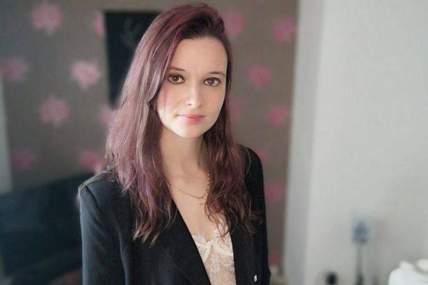 美女员工穿制服录视频,被超市开除,她请网友给评评理