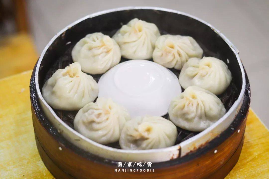 南京汤包的美味江湖摆得一米