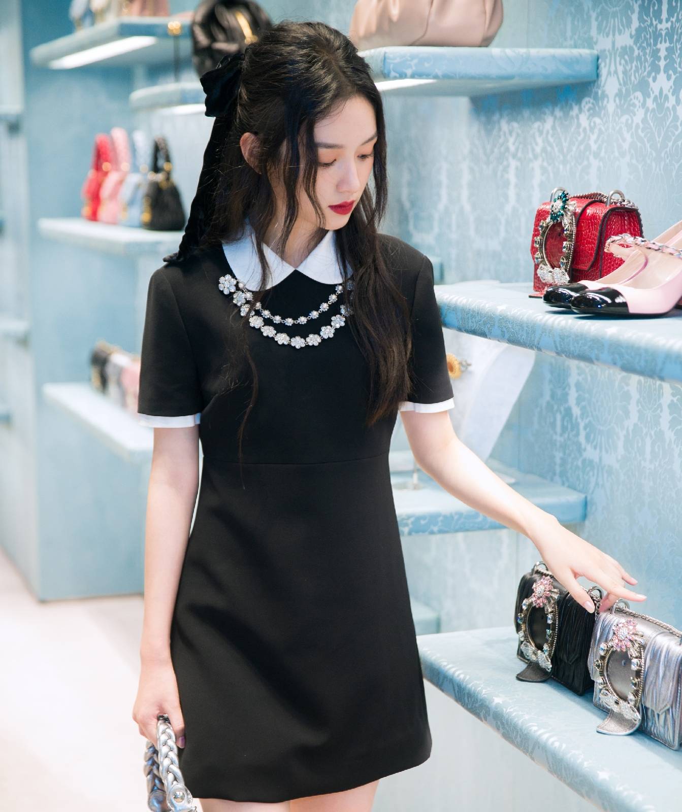 周也可塑性太强,穿白色娃娃领衬衫清纯动人,颜值高就是任性