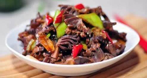 材料:鸭胗或鸡胗300克 青椒5根 红尖椒5根 大蒜2粒(切片) 生姜1小块