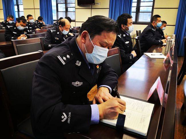 分局党委书记,局长宋克敬为分局副科职以上干部和部分民警代表集中宣