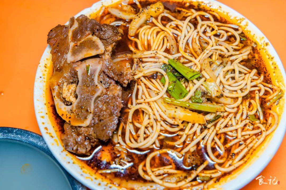 从不值钱到抢手货!躲在深巷22年的牛骨面,肉多肉少要看老板心情_牛骨