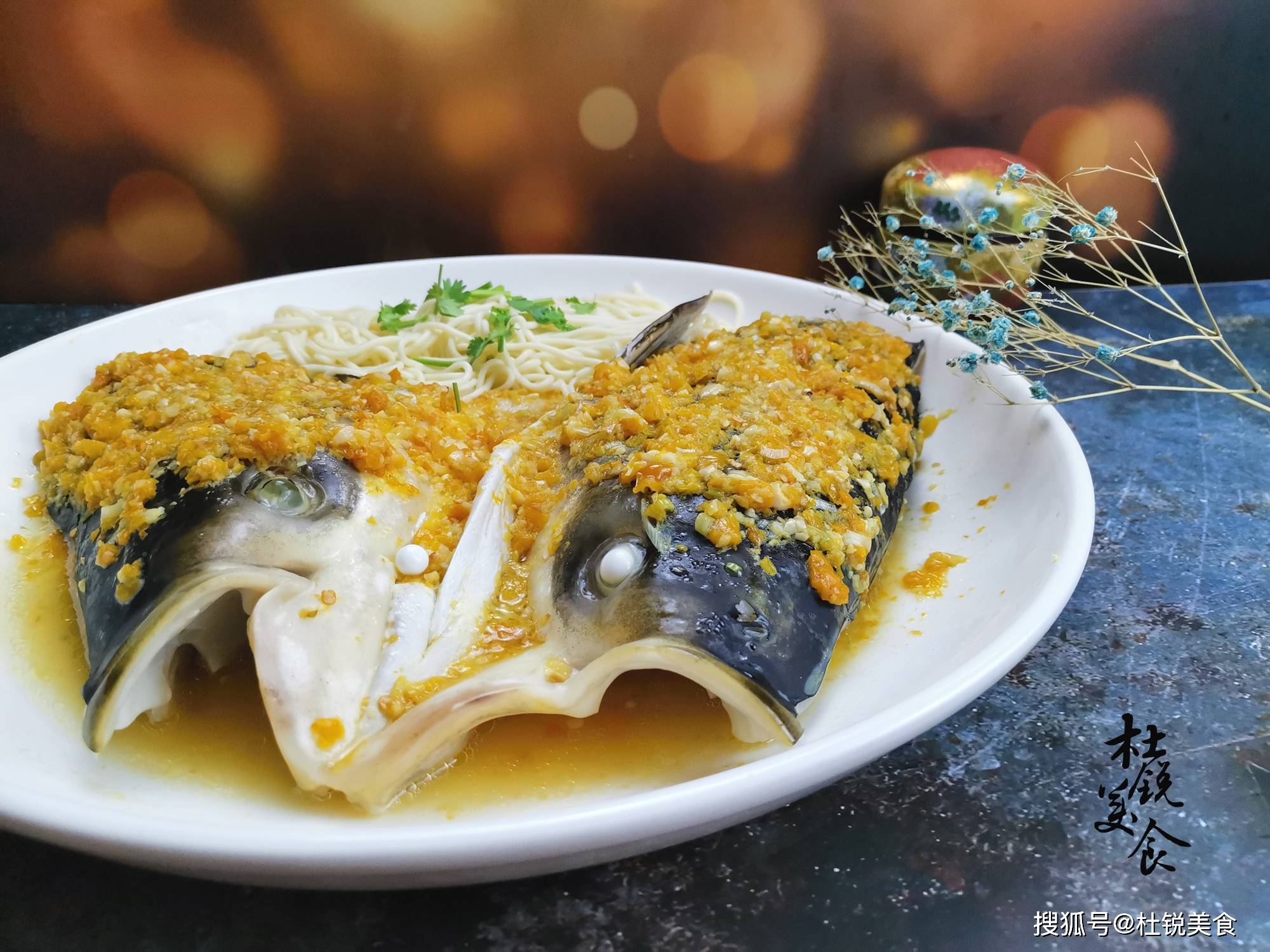 年夜饭的鱼菜可不能乱上,这道黄金鱼头色泽金黄,寓意鸿运当头