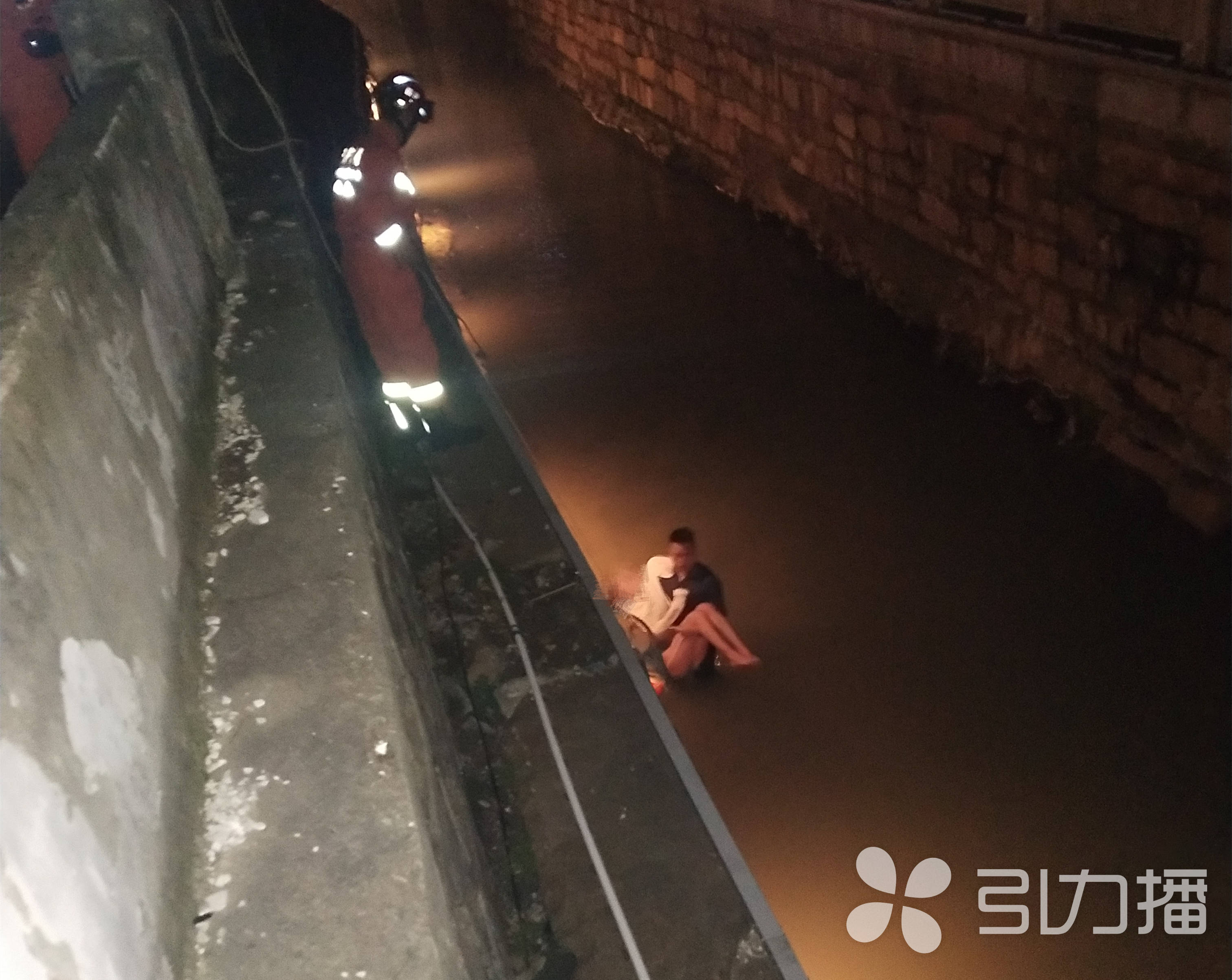 苏州一女孩为情所困跳河轻生 石路派出所民警纵身营救化危为安