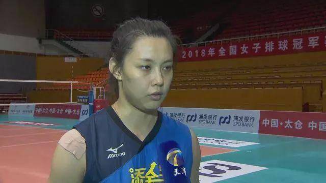 冠军成员被交易后再现身,穿酒红长袖清纯可人,获赞盛世美颜_王佳敏