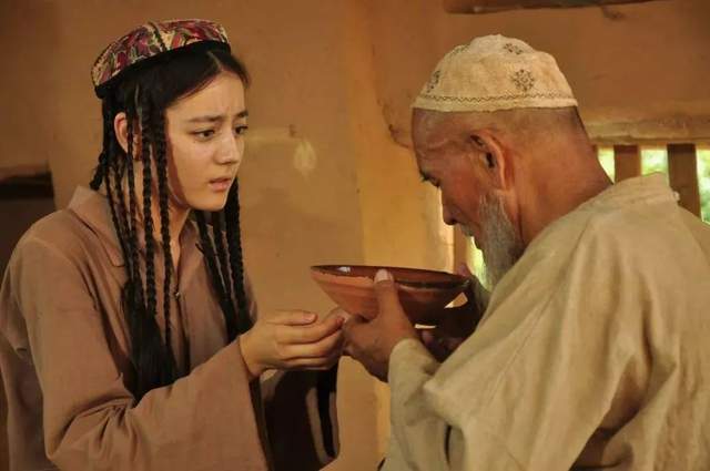 迪丽热巴没演成香香公主，勾起我对38年前另一位女演员版的回忆