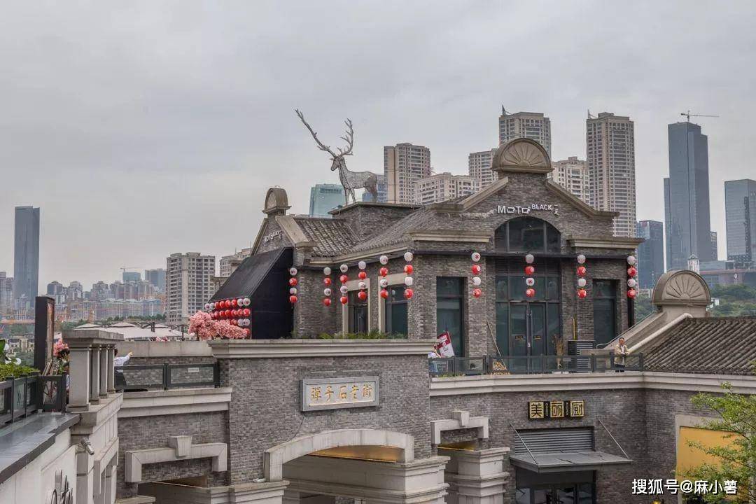 重庆又现魔幻建筑，无头巨佛藏在居民楼中，历经千年却被杂草掩盖