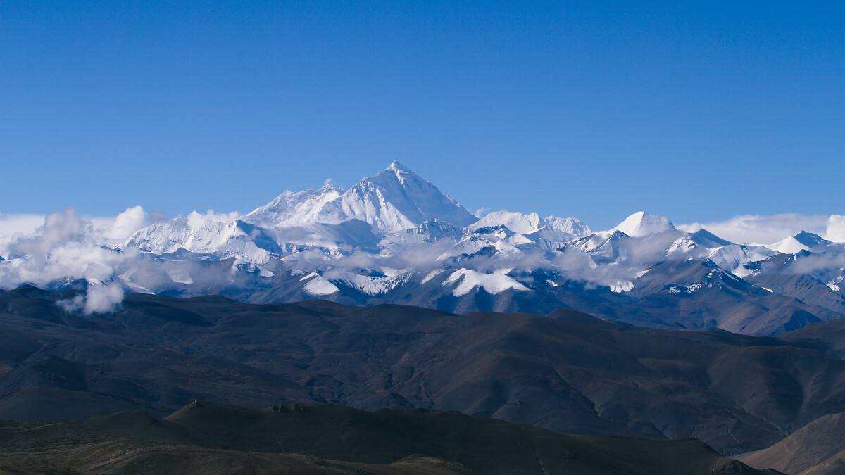 珠穆朗玛峰上温度极低，人死了也不腐不化，在上面有古人吗？