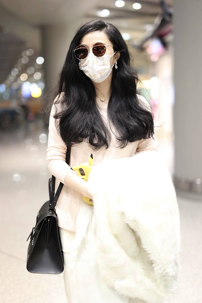范冰冰戴墨镜有个性 手拿皮卡丘手机壳巧露少女心