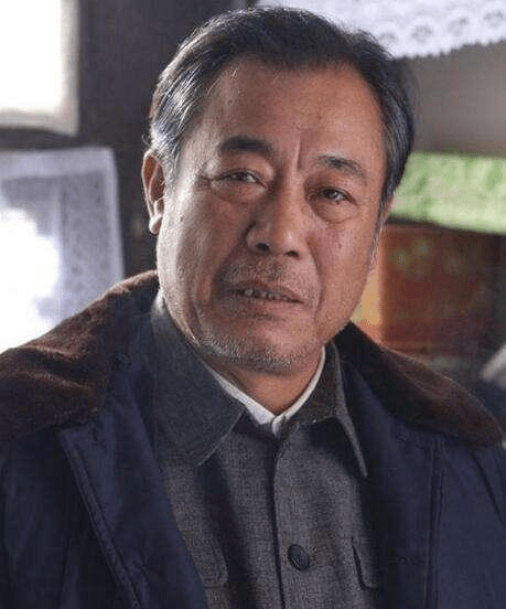 为供妻子留学12年不接戏,61岁凭《潜伏》出名,越老越红_冯恩