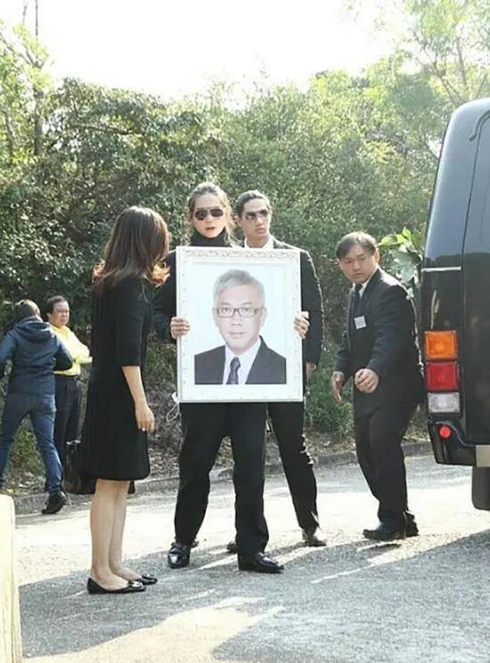 可幸福的人生有时也会突迎意外,2017年2月,55岁的胡家骅在睡梦中猝逝