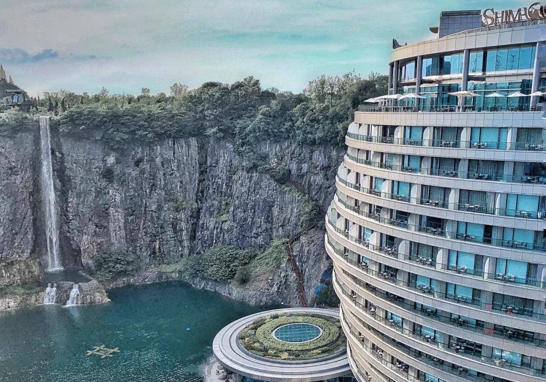 悬崖上的深坑酒店，耗资20亿建深海鱼缸，被誉为世界建筑奇迹