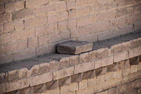 嘉峪关西瓮城檐台上有一块“定城砖”，它真的六百年，无人动过吗