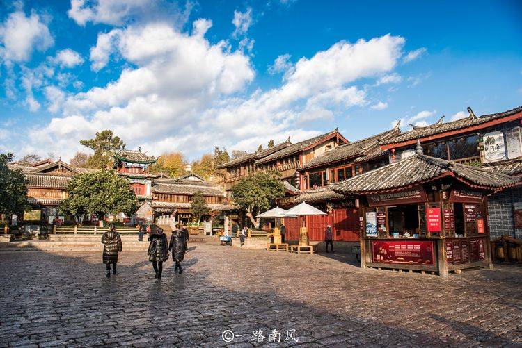 云南最特别的旅游胜地，分明是个广场却叫四方街，游客都爱去！