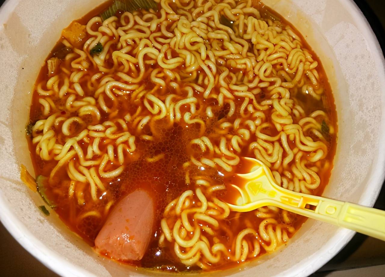 网友公认的"最佳泡面搭档"!火腿和卤蛋都不算啥,图6才是大佬_火腿肠