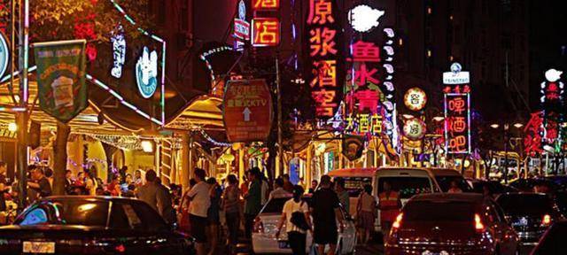 武汉最著名的夜宵老街，斥资5个亿升级，游客量大不如从前？