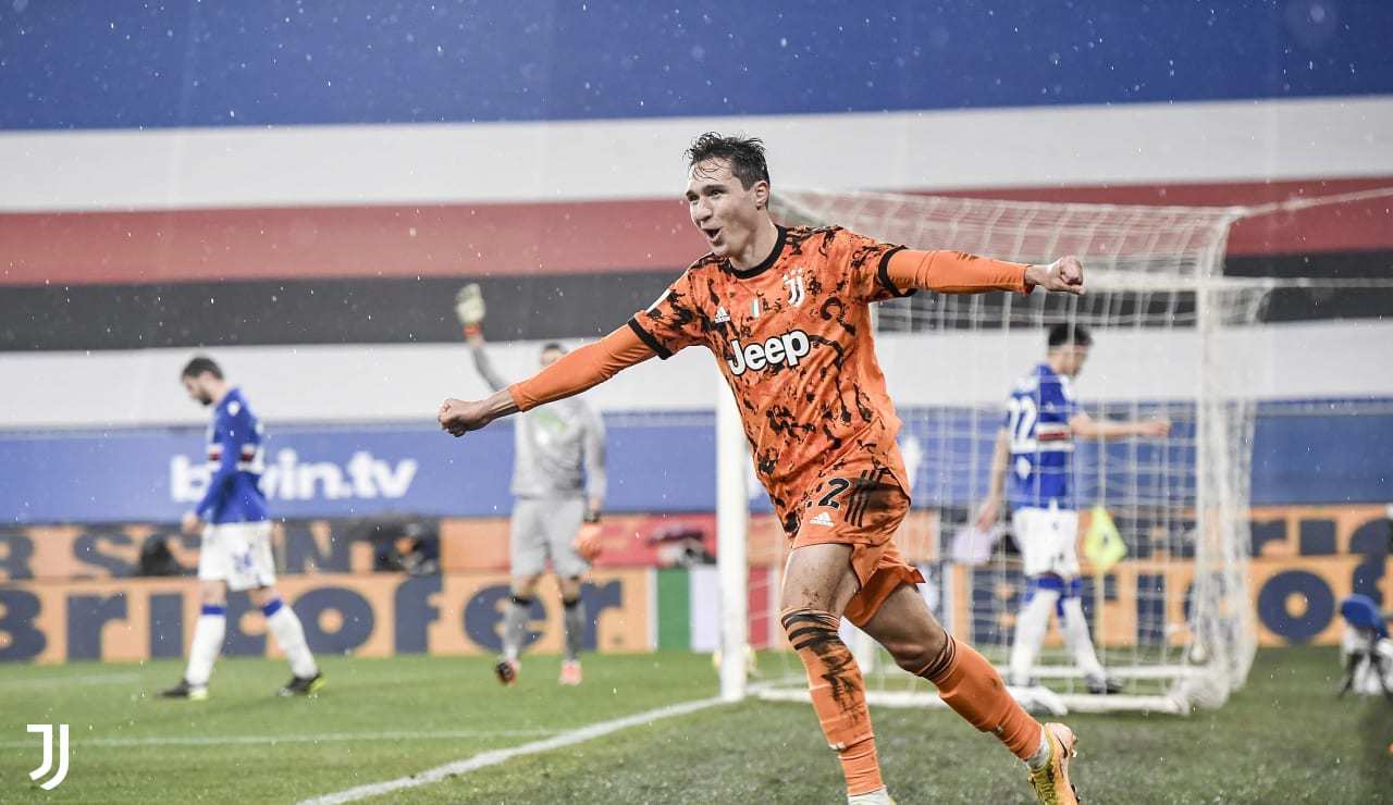 高清图c罗竖大拇指点赞小基耶萨展臂庆祝