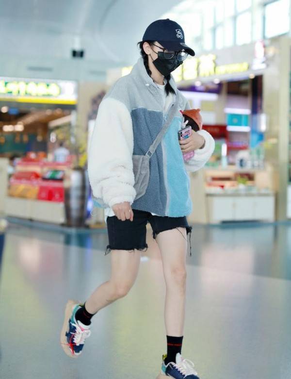 杨超越真是任性,上半身过冬天下半身过夏天,造型还超级减龄