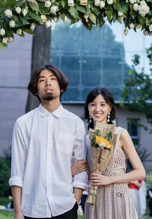 哥哥王悦伊曾经有过一段公开的恋情,男朋友也同样是一位网红,名叫井越