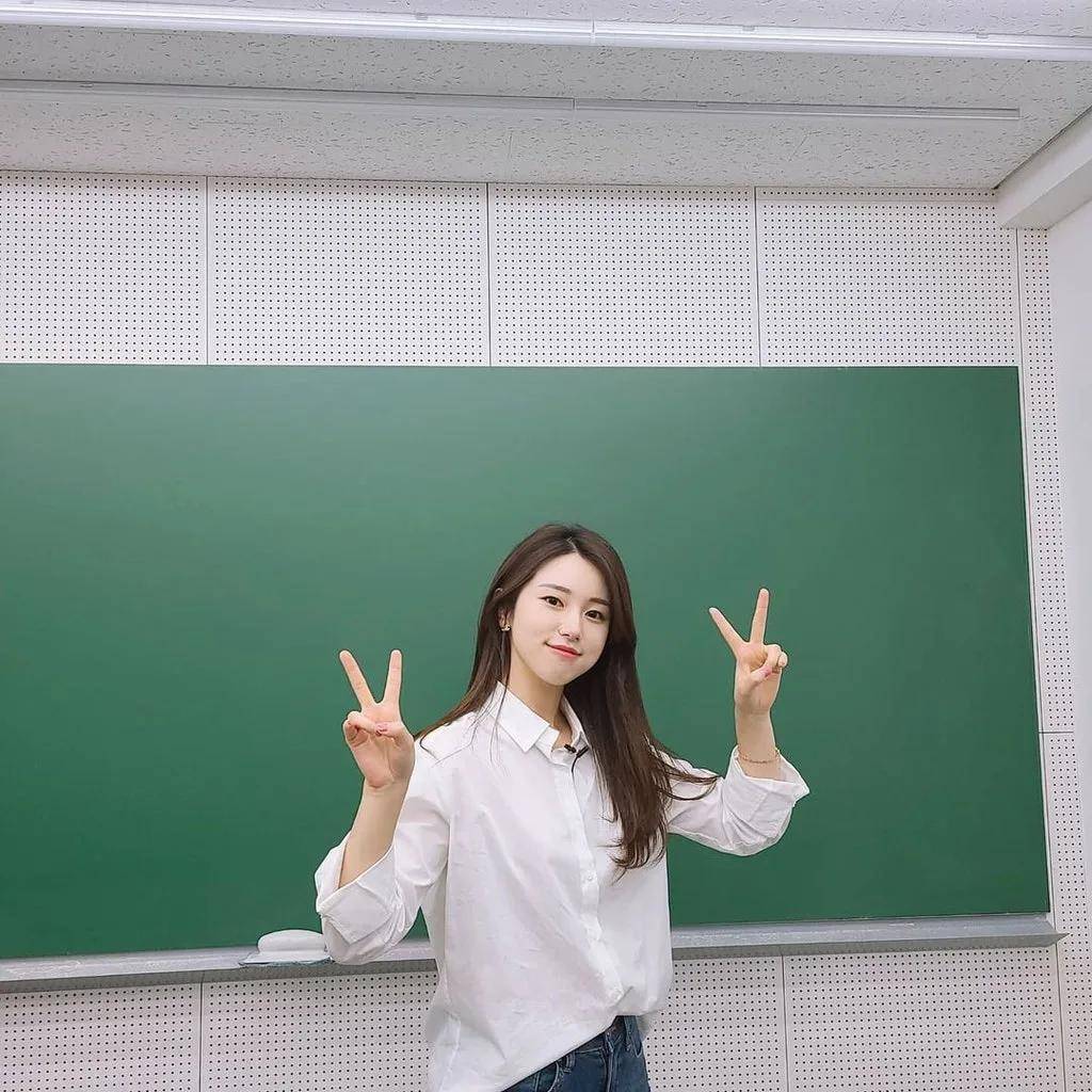 韩国数学老师"女团级颜值"火爆网络,课后甜蜜女友风,太好看了_美女