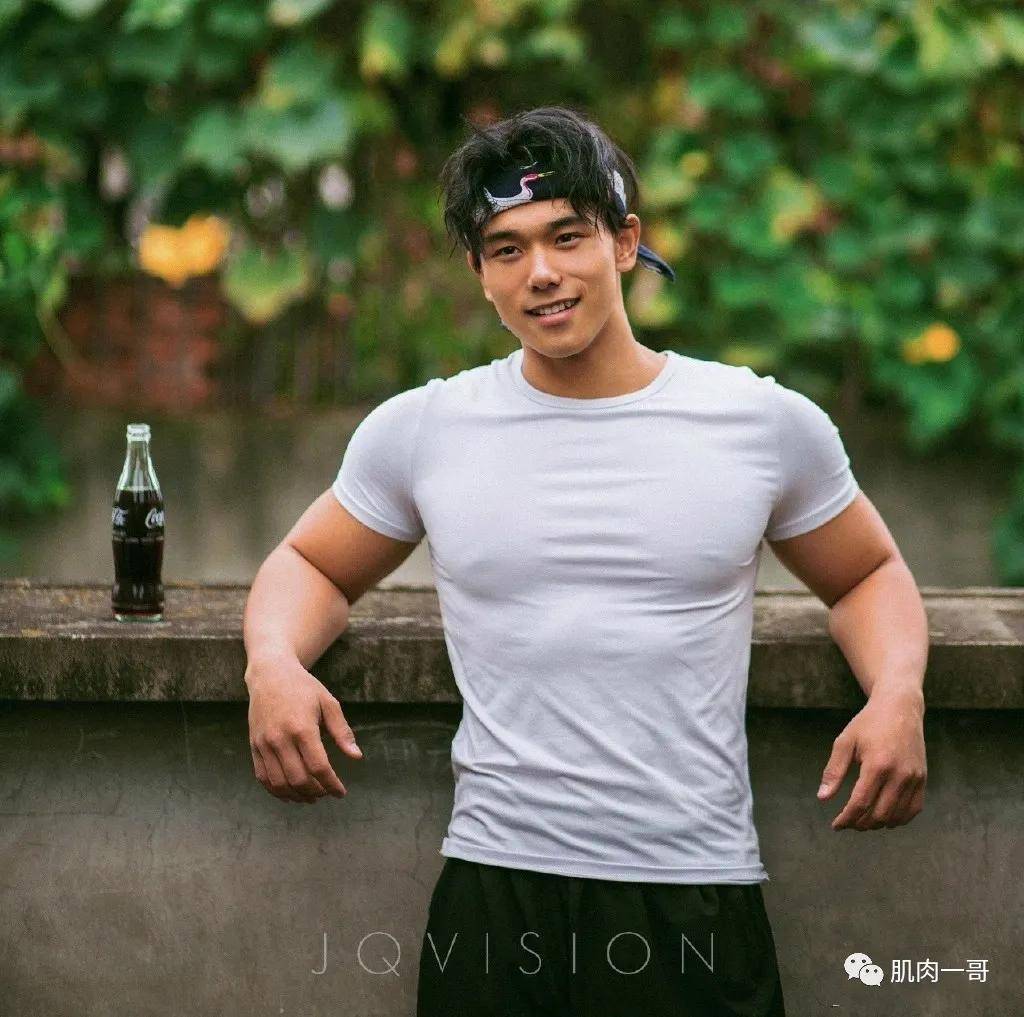 20岁成都筋肉小狼狗走红性感写真简直太撩了