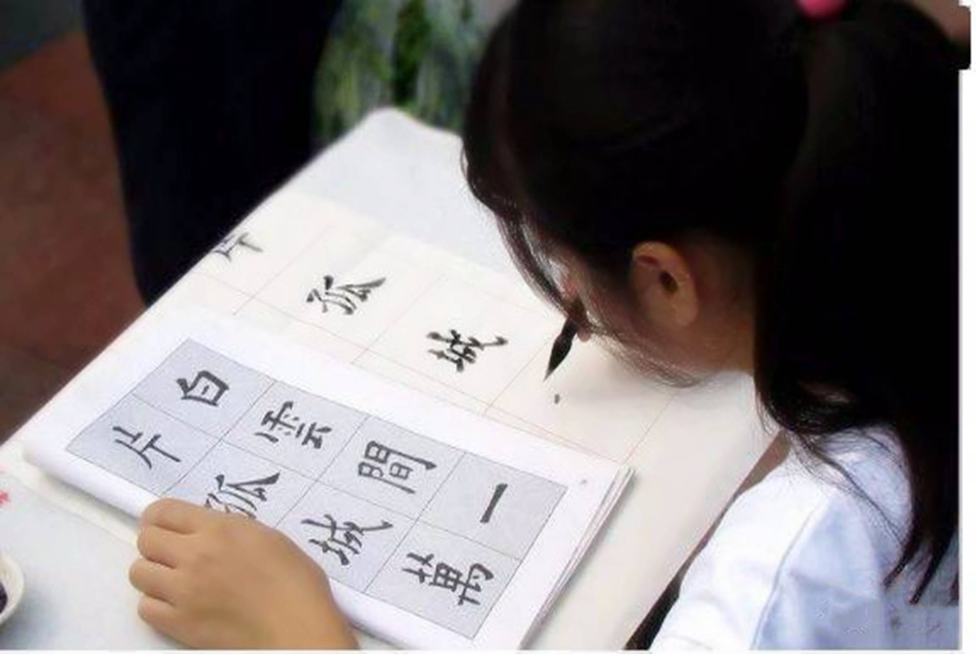 小学生被老师罚抄汉字 含泪写完逗乐老师 网友 这字有 灵魂 孩子