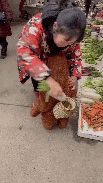 图片[1]-GIF搞笑段子：阿姨，这么大的萝卜是我能背得动的么，太看得起我了。-妖次元