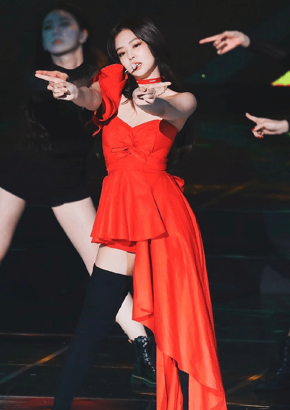 jennie红装太撩人了锁骨窝精致又抢镜哪吒头梳得娃里娃气