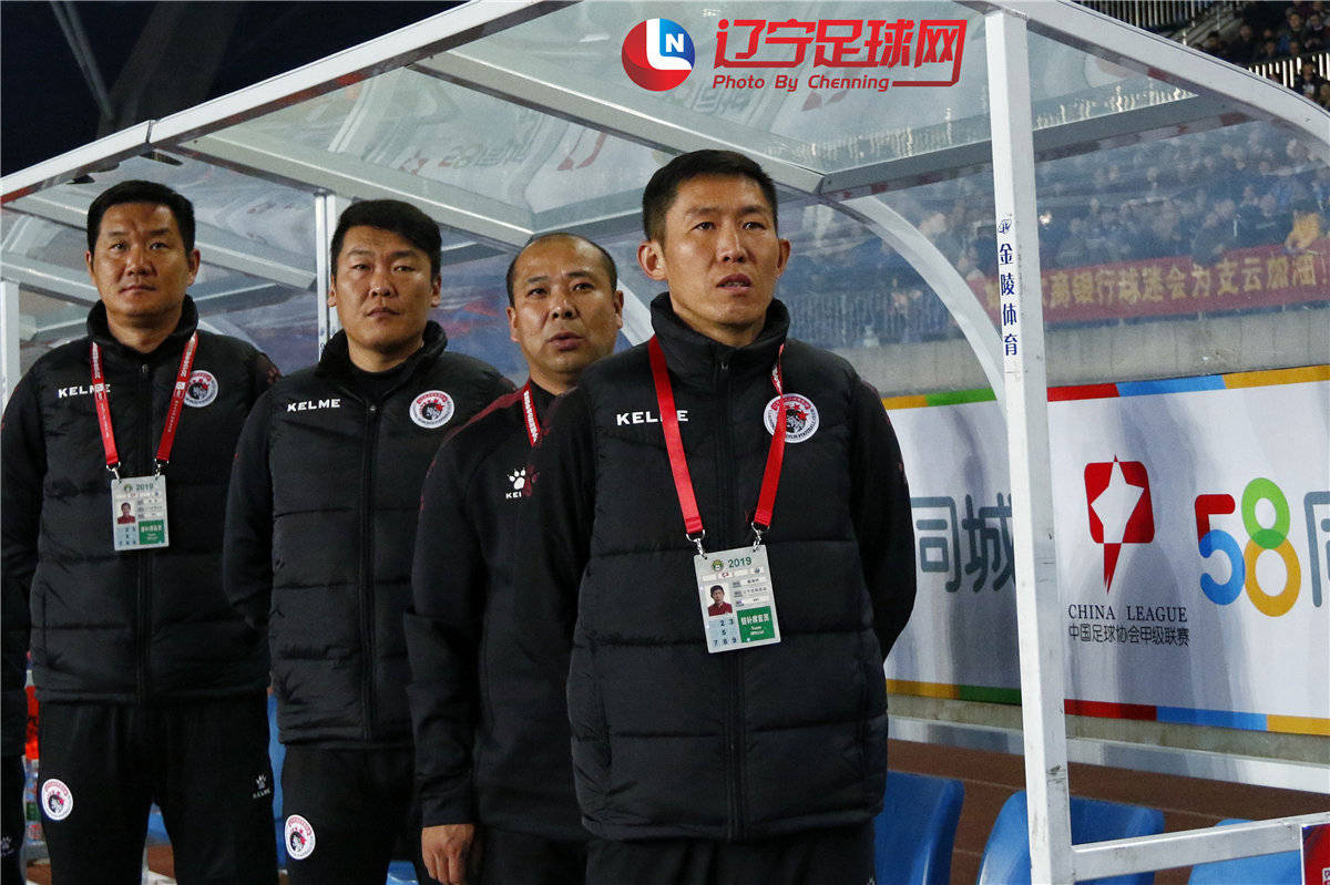 2019年2月,臧海利从陈洋手中接过了老辽足(辽宁宏运)主教练的教鞭,踏