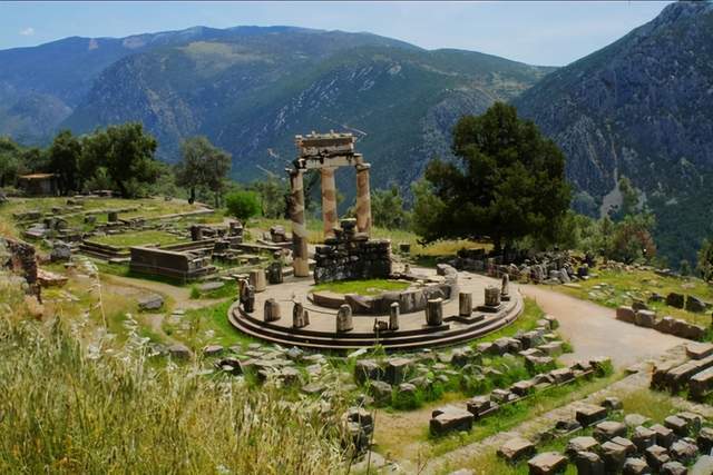 在德尔菲博物馆中有块石头,它来自希腊,为何被称为"地球肚脐"