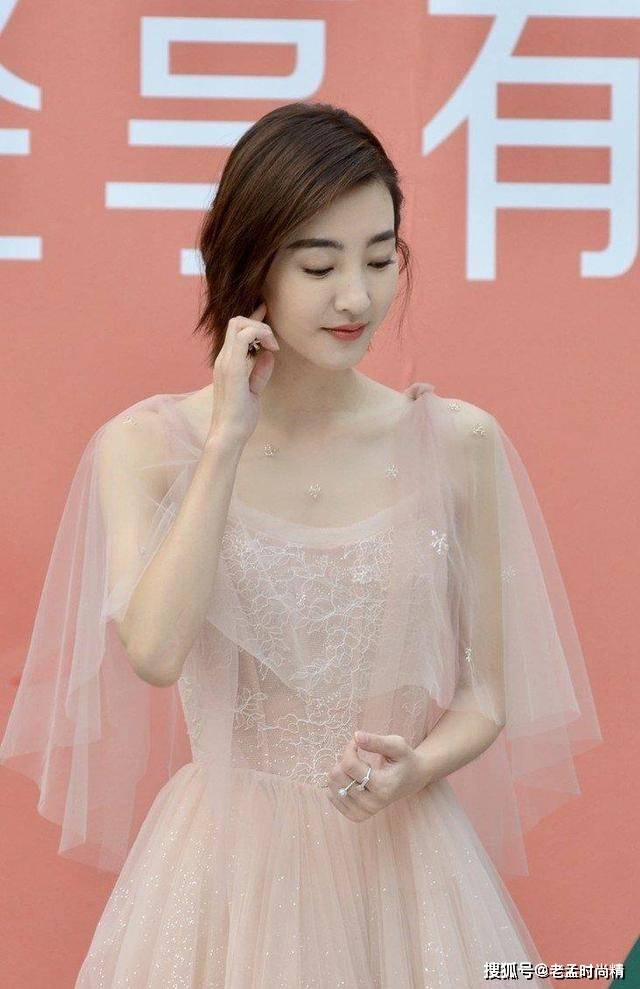 王丽坤锁骨太美了 粉色透视纱裙仙气满满