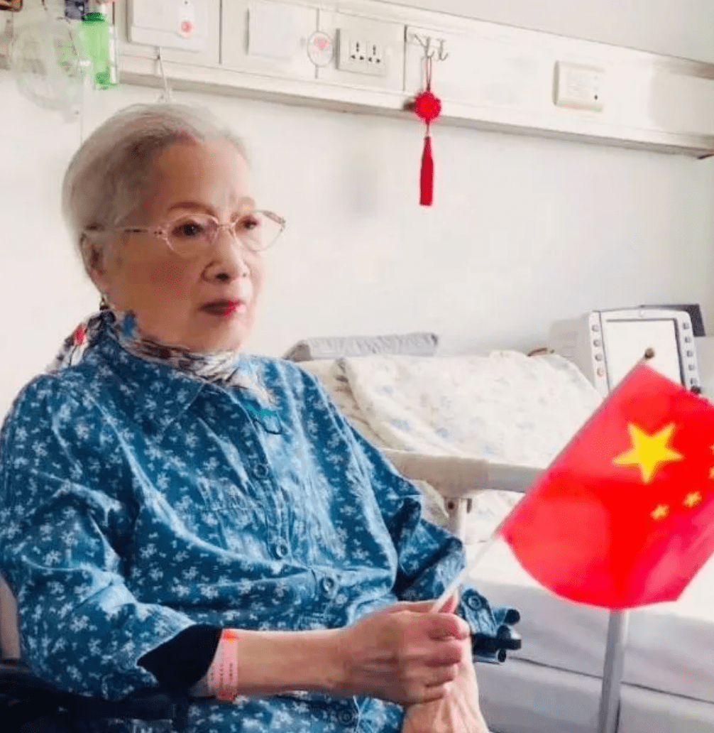 原创秦怡老师病房里过99岁生日穿印花棉袄佩戴丝巾优雅到骨子里