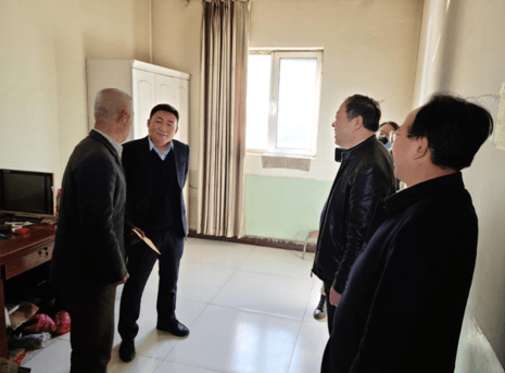 神木市委常委,副市长鲍二伟一行到孙家岔镇看望慰问老党员和贫困户