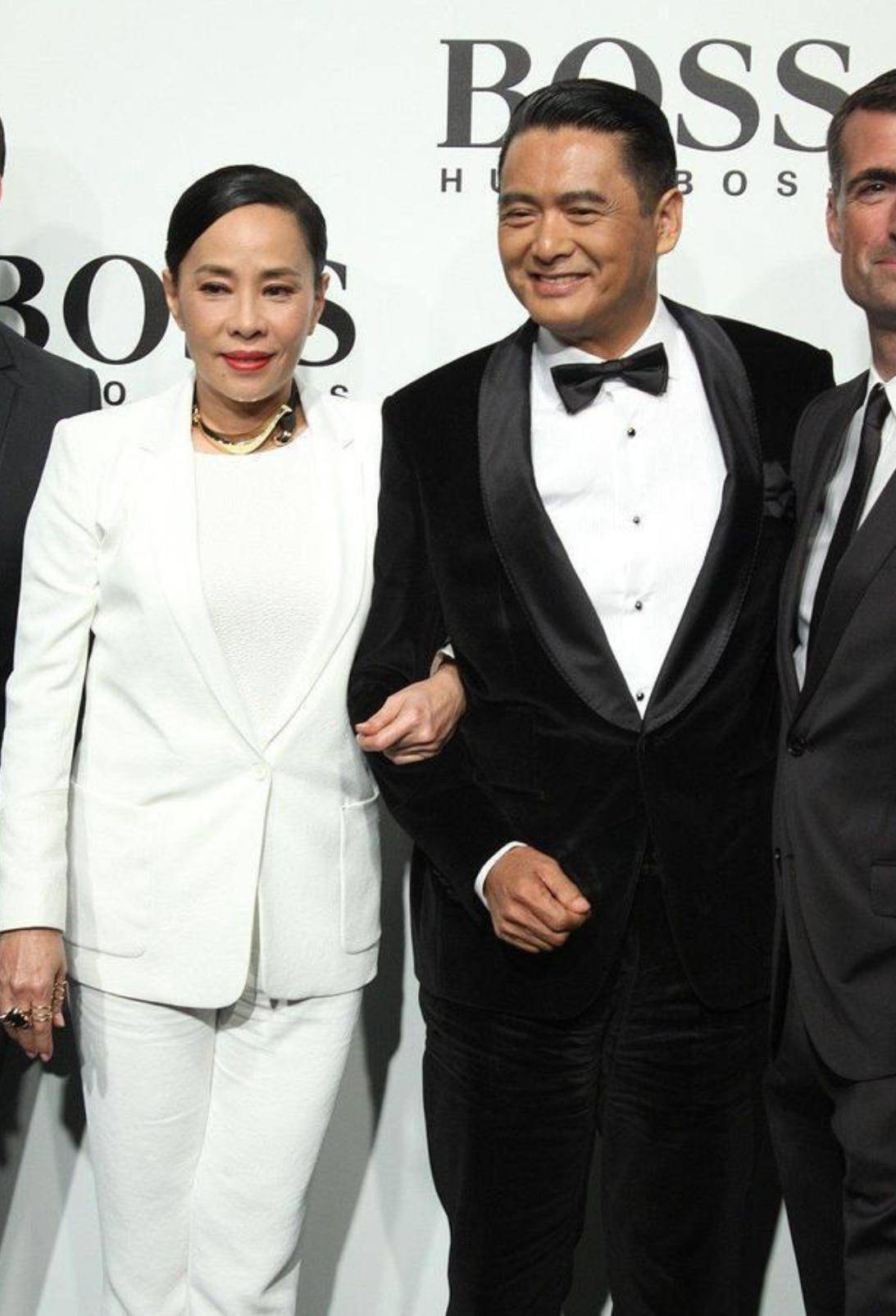 原创周润发夫妇罕见同框发嫂穿白西装配大金链子梳背头真有阔太范