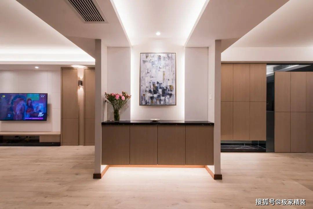 玄关的定制鞋柜在底部做了暗藏灯带的留空层,方便临时换下鞋子的摆放