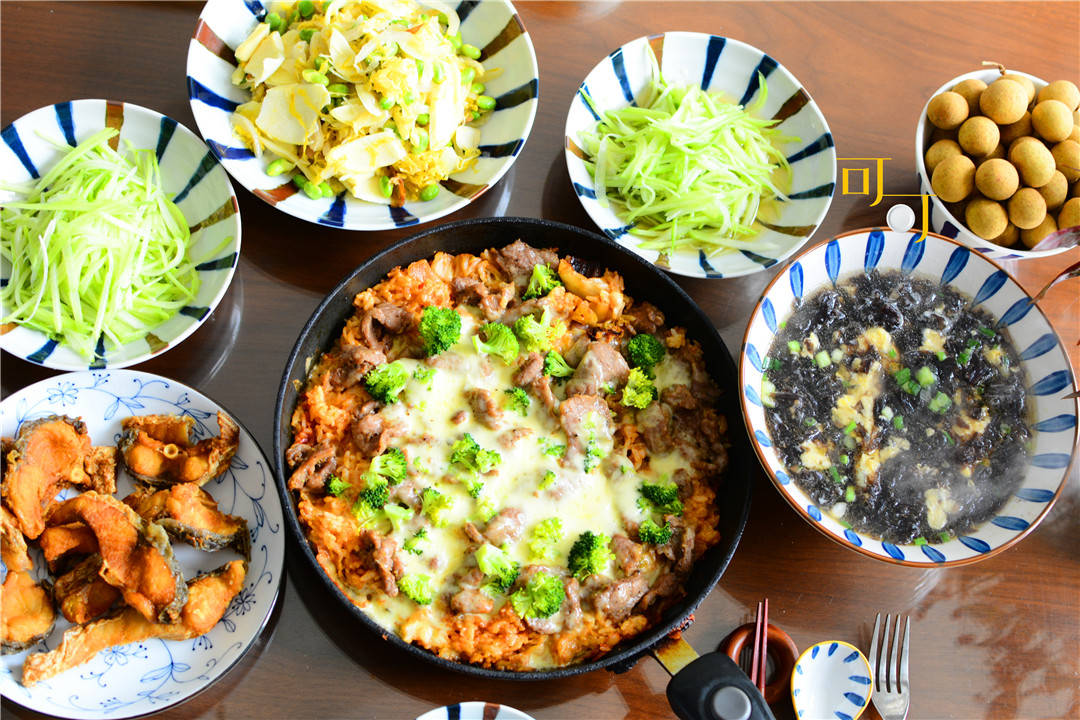 爸妈来家吃饭 做了一锅泡菜牛肉芝士焗饭 夸我做得好吃有新意 佛手瓜