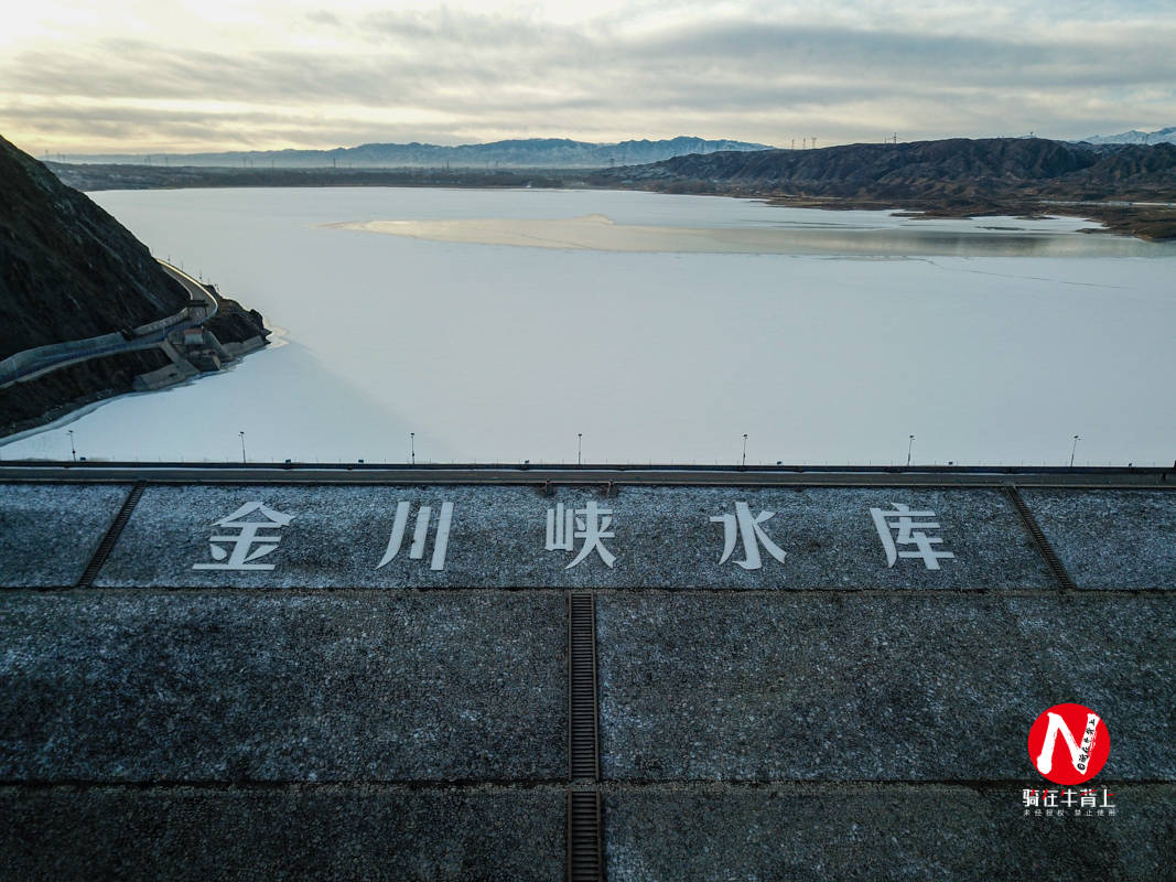 甘肃一干旱缺水的城市，人造水库成了风景区，网友：实用又漂亮