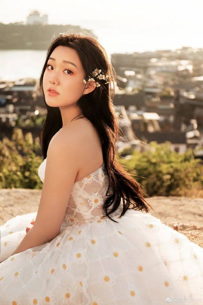 主持人李静17岁女儿发育成熟,晒泳装照珠圆玉润,长相神似妈妈