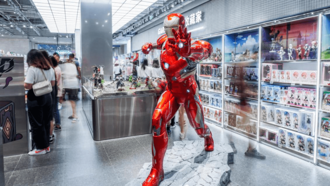 探店|kk集团潮玩店x11:联名手办火热,背后是年轻人的情绪投射