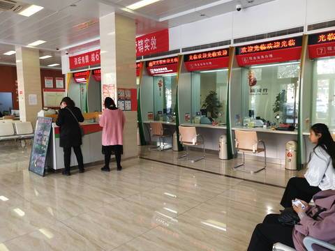 银行大厅滑倒摔碎玉镯索赔11万