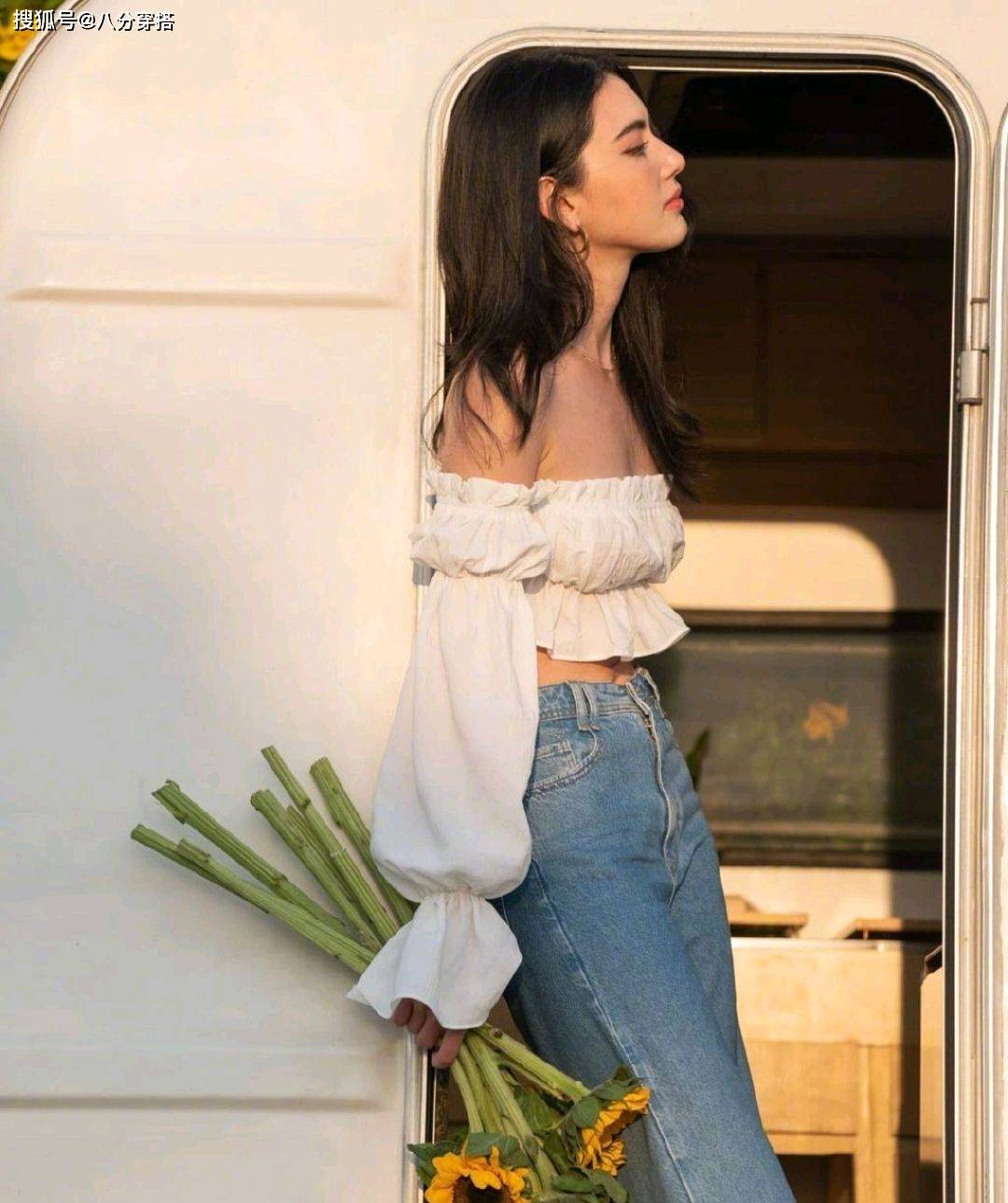 mai davika又美出新高度,白色露脐装配牛仔裤青春靓丽,活泼俏皮_身材