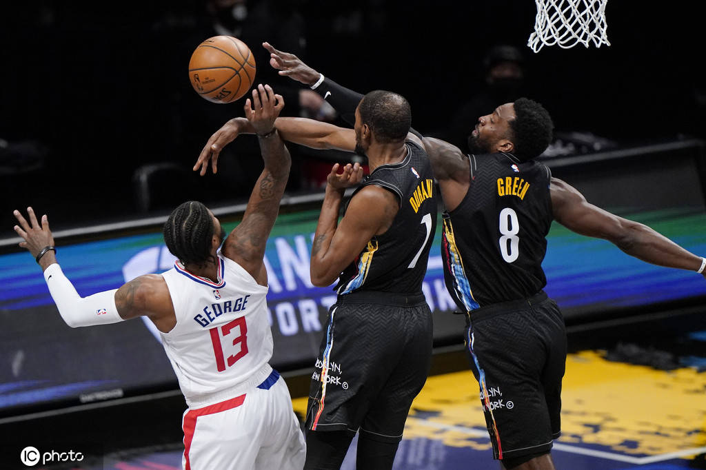 组图篮网胜快船欧文欧洲步大拉杆晃两人上篮